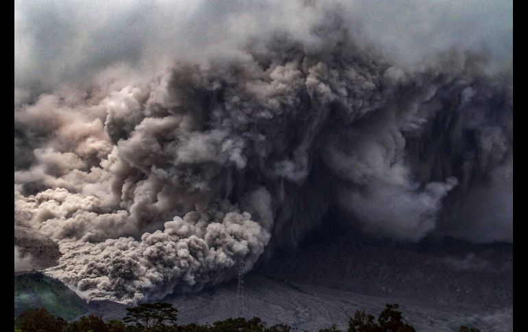 Una erupción en el volcán Sinabung  se ve desde Tiga Pancur, Indonesia. AFP/I. Damanik
