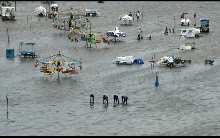 Una zona en la Bahía de Bengala luce inundada luego de fuertes lluvias en Chennai, India. AFP/A. Sankar