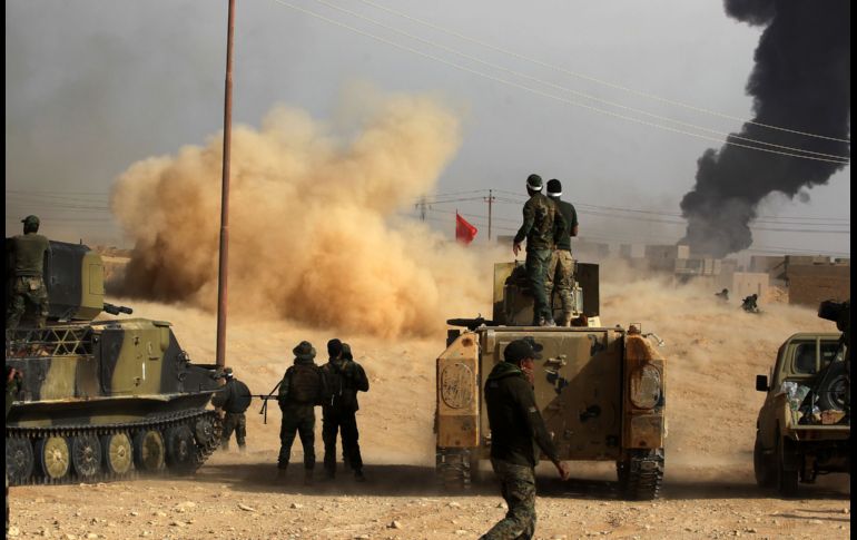 Fuerzas iraquíes y unidades de Movilización Popular avanzan hacia la ciudad iraquí de Al-Qaim, como parte de la ofensiva contra el Estado Islámico. AFP/A. Al-Rubaye