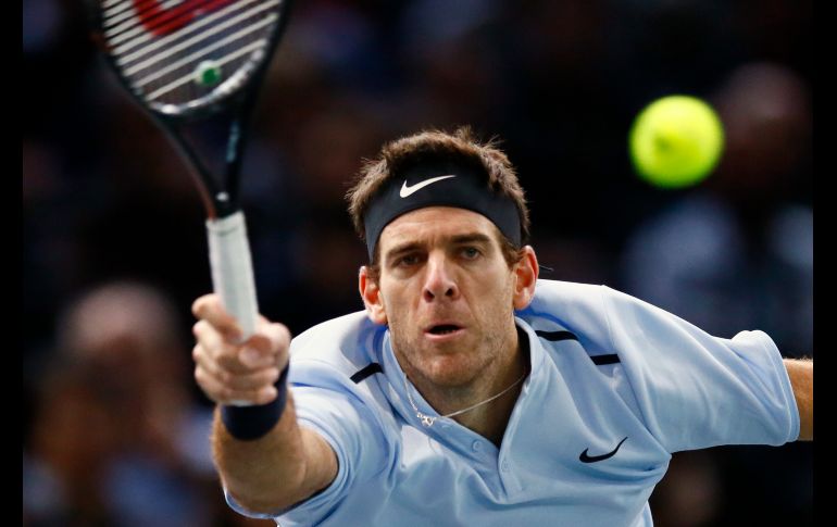 El argentino Juan Martín Del Potro juega en partido de cuartos de final del Masters de París ante el estadounidense John Isner, en la arena Bercy de París. AP/F. Mori