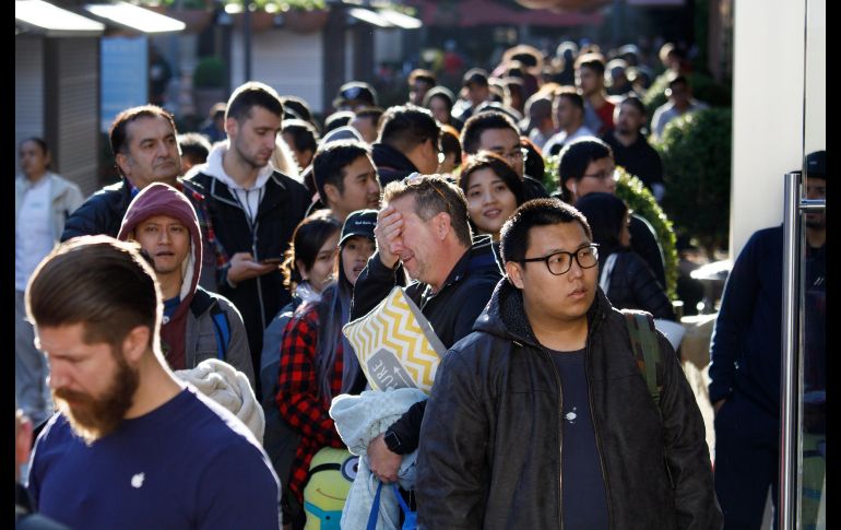 La fila en Newport Beach, California, para adquirir el celular inteligente que conmemora el décimo aniversario del modelo emblemático de la marca.
