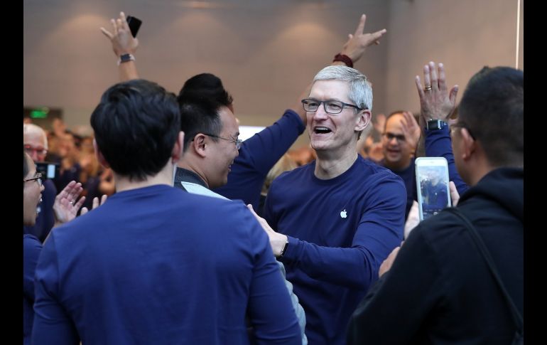 Tim Cook, presidente ejecutivo de Apple, acudió a recibir a clientes en una tienda de Palo Alto, California.
