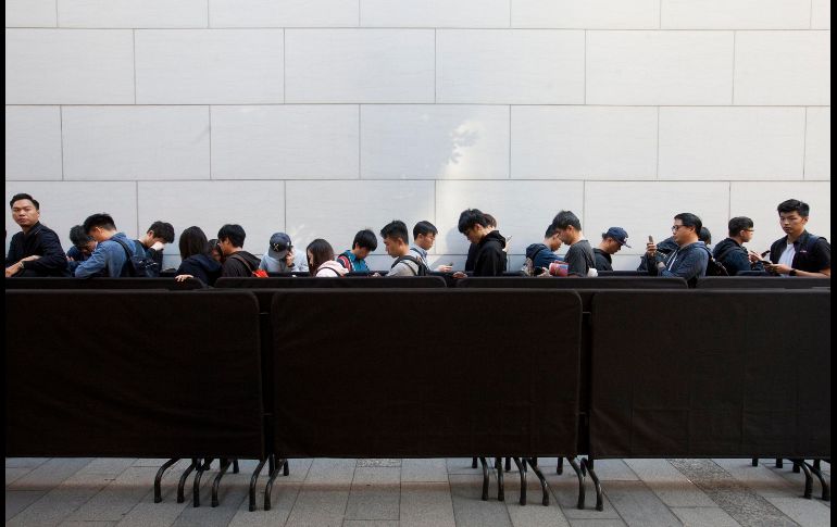 El iPhone X sale a la venta en 50 países. Decenas de personas hacen fila en Hong Kong, China.
