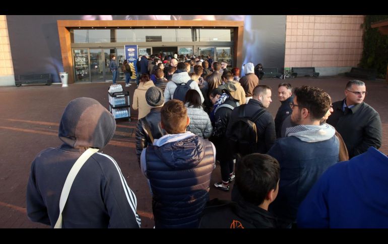 El inicio de las ventas del iPhone X comenzaron el viernes y tiendas del Apple alrededor del mundo se llenaron de filas de compradores. Una tienda en Milán, Italia.