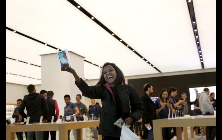 Una mujer muestra un iPhoneX que acaba de comprar en Ciudad de México.