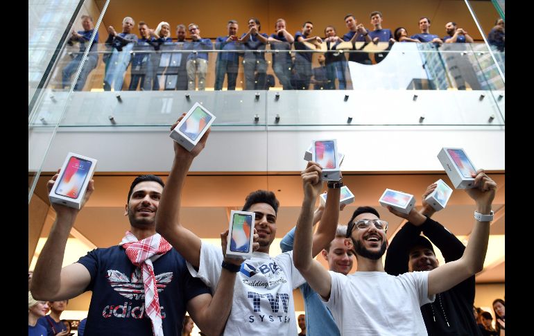 Compradores muestran sus iPhone X en Sídney, Australia. Gracias a la diferencia de huso horario, los clientes de Asia-Pacífico fueron los primeros en recibir el producto.