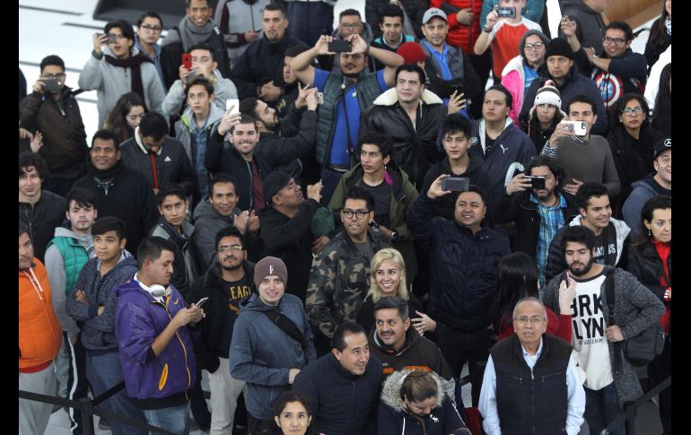 Personas esperan para comprar el nuevo smartphone en Ciudad de México.