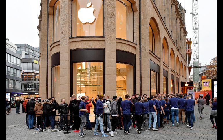 Una multitud espera cola para adquirir el nuevo iPhone X en una tienda Apple en Colonia, Alemania.