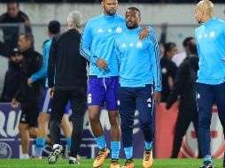 Evra (C) atacó al aficionado de su propio club antes del partido de Europa League contra el Vitoria Guimaraes. AP/L. Vieira