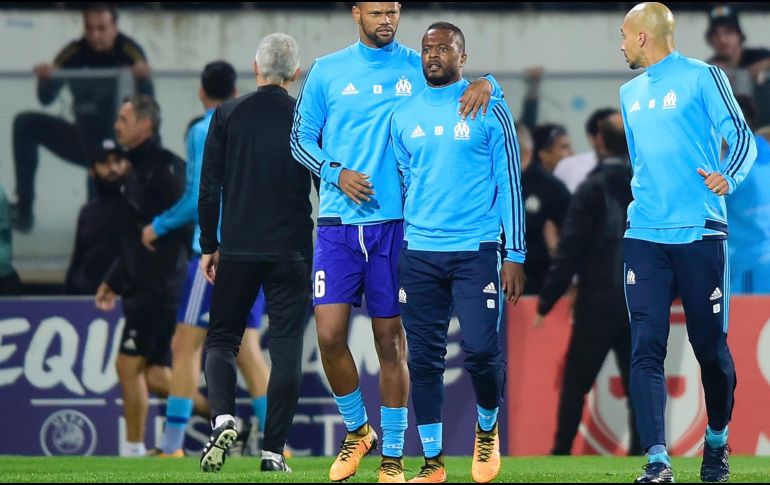 Evra (C) atacó al aficionado de su propio club antes del partido de Europa League contra el Vitoria Guimaraes. AP/L. Vieira