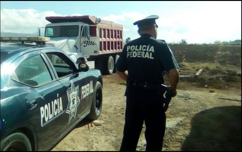 Personal de Pemex acudió al lugar para inhabilitar las tomas clandestinas. ESPECIAL/ ARCHIVO