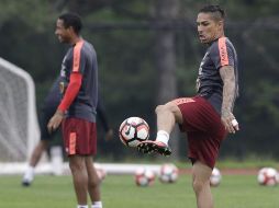 Guerrero (D), quien juega para el club brasileño Flamengo, anotó seis goles durante las eliminatorias. AP/ARCHIVO