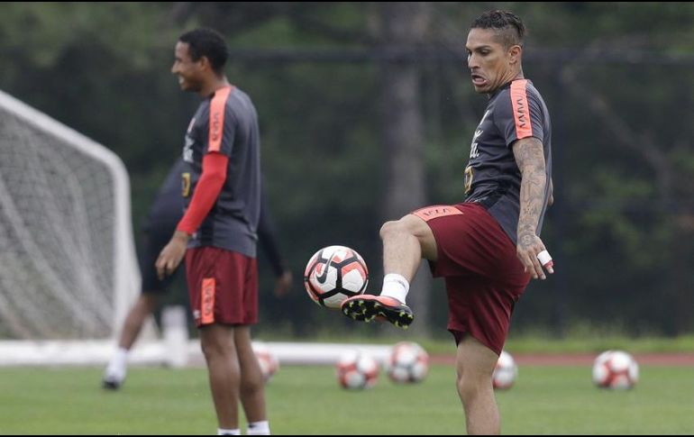 Guerrero (D), quien juega para el club brasileño Flamengo, anotó seis goles durante las eliminatorias. AP/ARCHIVO