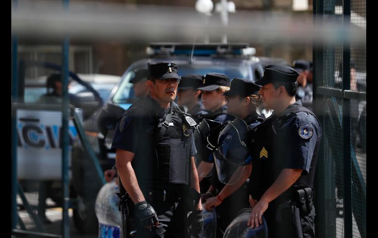 Miembros de la policía federal Argentina custodian la entrada de los tribunales tras la detención del ex vicepresidente de Argentina, Amado Boudou, en Buenos Aires.