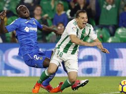 Andrés Guardado (D) cae tras recibir un contacto de Djené Dakonam (I), del Getafe. EFE/J. Muñoz