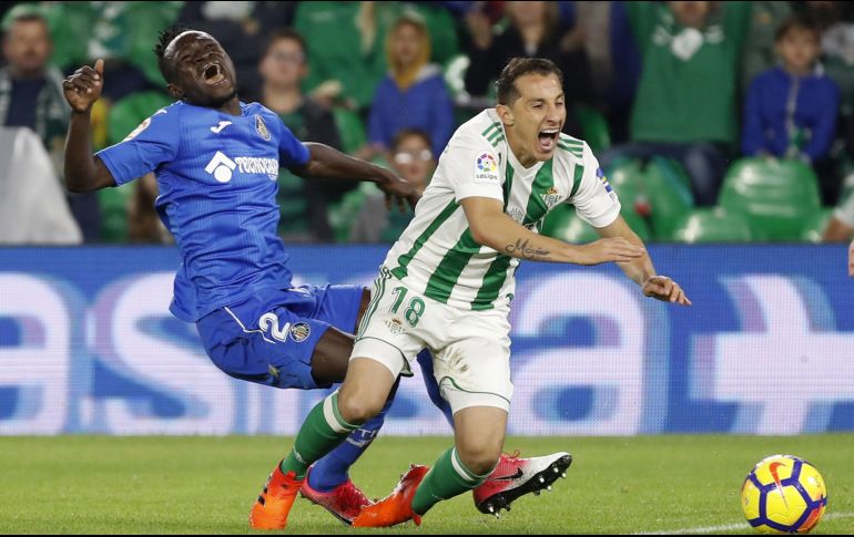 Andrés Guardado (D) cae tras recibir un contacto de Djené Dakonam (I), del Getafe. EFE/J. Muñoz