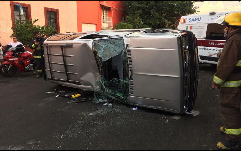 El accidente ocurrió en la colonia Artesanos de Guadalajara. ESPECIAL/ Bomberos Guadalajara