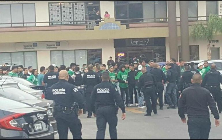 Elementos policiales acudieron a la zona para atender los disturbios. TWITTER / @itzel_segura