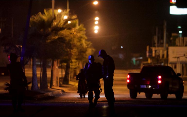 Al lugar llegaron policías preventivos que acordonaron el área y pidieron una ambulancia. AP / ARCHIVO