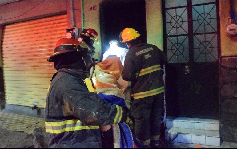 En la casa al parecer almacenaban material de reciclaje. ESPECIAL/ Bomberos de Guadalajara