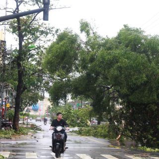 Tifón ''Damrey'' deja 15 muertos en Vietnam