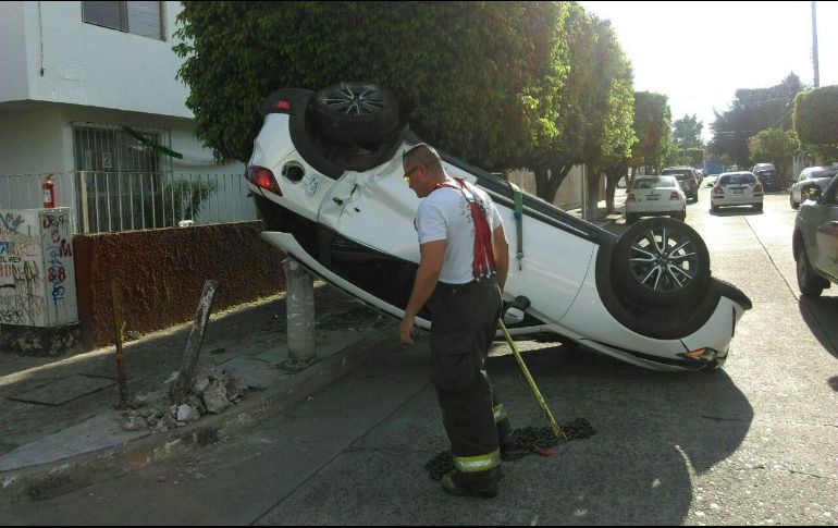 Los vehículos terminan con daños de consideración. ESPECIAL/ Bomberos Guadalajara