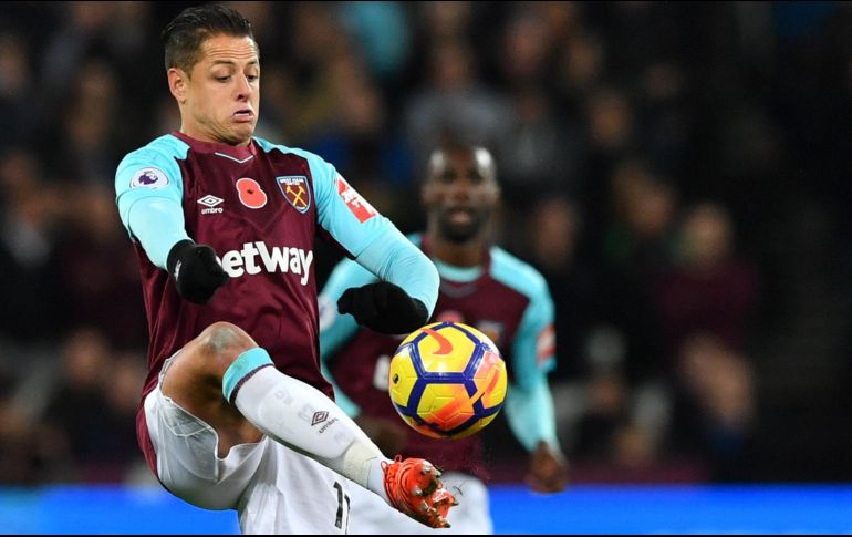 El jalisciense abandonó el campo a los 72 minutos para ceder su lugar a Diafra Sakho. AFP / B. Stansall