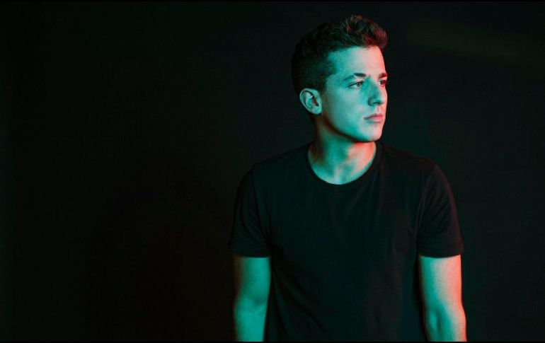 En el audiovisual, el compositor multinominado al Grammy hace gala de sus mejores pasos de baile.