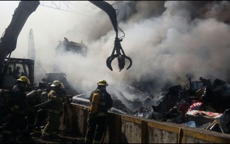 Para sofocar el fuego fue necesario contar con una motobomba y la ayuda de tres pipas de agua. ESPECIAL/ Protección Civil Jalisco