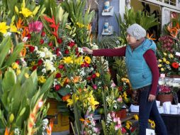 Las verificaciones de la Profeco se realizaron en sitios de venta de flores, veladoras, arrelgos, oramentos para altares entre otros artículos típicos de la celebración. EL INFORMADOR / ARCHIVO