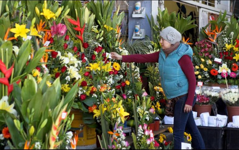 Las verificaciones de la Profeco se realizaron en sitios de venta de flores, veladoras, arrelgos, oramentos para altares entre otros artículos típicos de la celebración. EL INFORMADOR / ARCHIVO