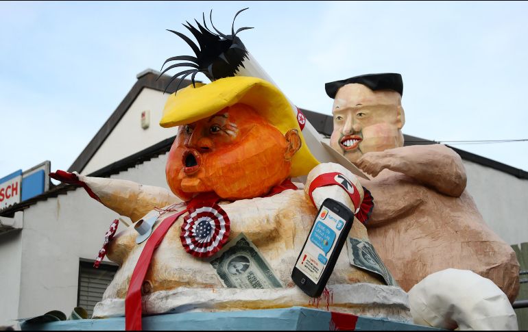 Una imagen del presidente estadounidense, Donald Trump, y Kim Jong-Un, antes de las celebraciones tradicionales de la “Bonfire Night” en Lewes, Inglaterra.  EFE/N. Hall