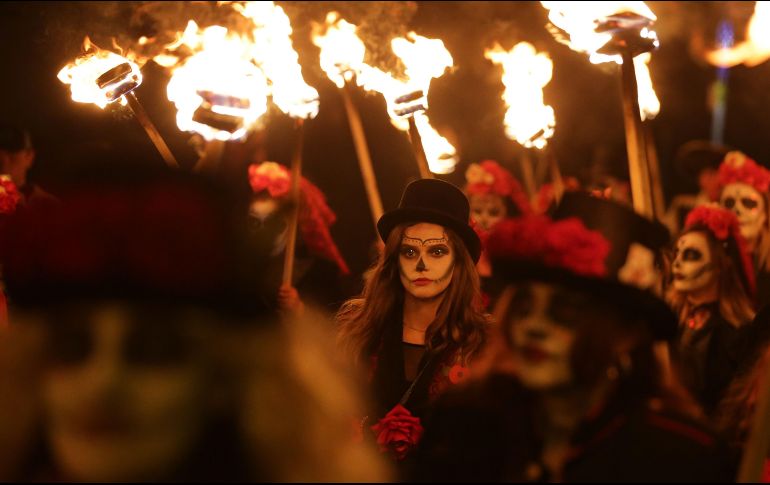 Miles se reúnen con antorchas encendidas para marchar por la calle y quemar imágenes. AFP/D. Leal