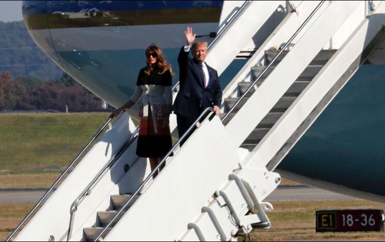 Trump y su esposa descienden del Air Force Once a su llegada a Japón. AP/E. Hoshinko