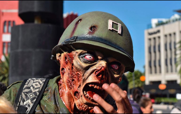 Miles de personas caracterizadas como zombies, se maquillaronpara reglejar llagas ensangrentadas. AFP / Y. Cortez