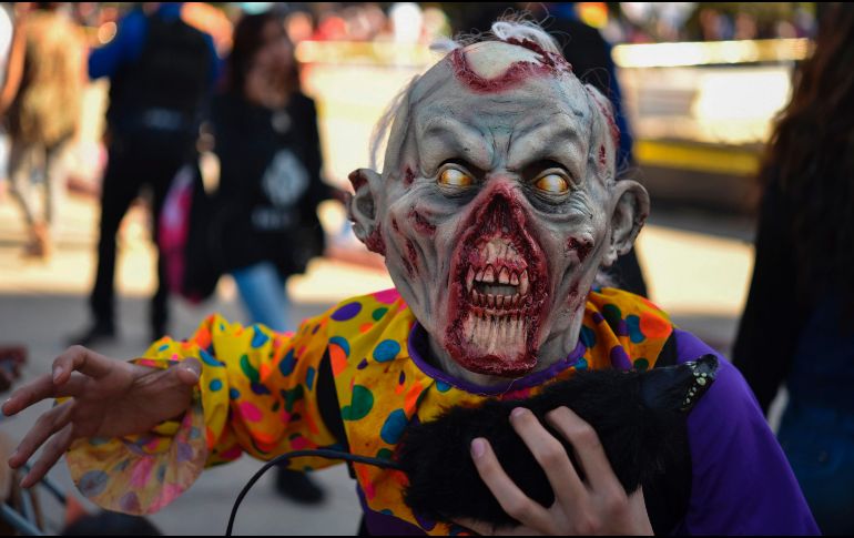 Algunos se disfrazaron de payasos diabólicos, usando pupilentes de color blanco y ropas caídas. AFP 7 Y. Cortez