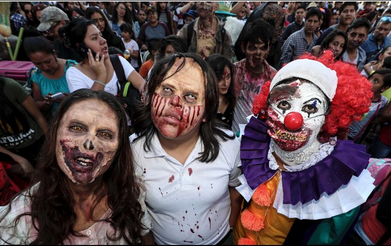 La marcha zombie se mantuvo en el promedio de afluencia de alrededor de 20 mil personas. SUN / J. Serratos