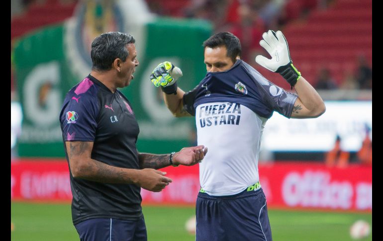 Rodolfo Cota, portero de Chivas, salió con una playera en la que mostró un mensaje de apoyo al portero titular de Atlas que se lesionó en la semana. MEXSPORT / C. Marchena