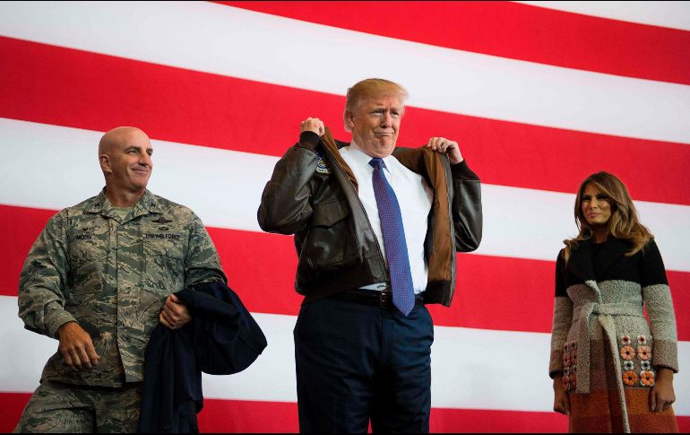 Trump recibe una chaqueta de las Fuerzas Aéreas del Pacífico de Estados Unidos. AFP/J. Watson