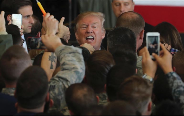 Donald Trump está rodeado por las tropas estadounidenses en la base aérea estadounidense Yokota. AP/E. Hoshiko