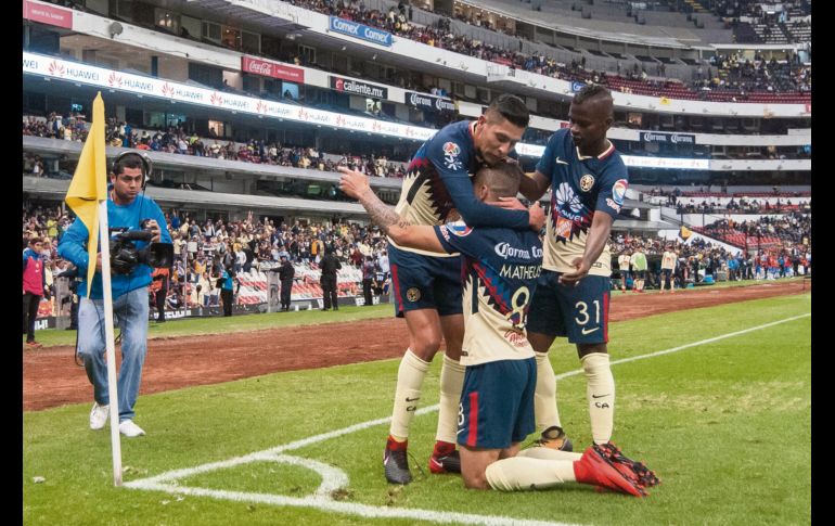 Edson Álvarez (izquierda) y Darwin Quintero (#31) felicitan a Mateus Uribe tras anotar contra el Puebla. Al final, los poblanos reaccionaron y le arrebataron un punto a las Águilas. MEXSPORT