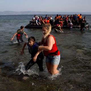 Guardacostas libios rescatan a 151 inmigrantes