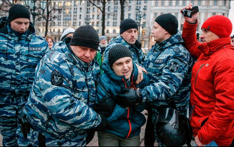 La policía declara que las personas  fueron detenidas por alterar el orden público. AFP/M. Zmeyev