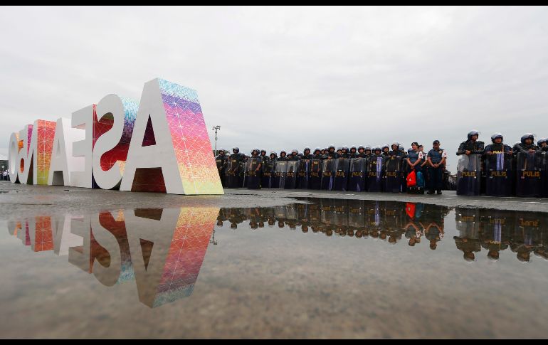 Miles de policías y soldados asisten a una ceremonia previo a su despliegue en el operativo de seguridad para la cumbre ASEAN de la próxima semana y otras cumbres a realizarse en Manila, Filipinas. AP/B. Marquez