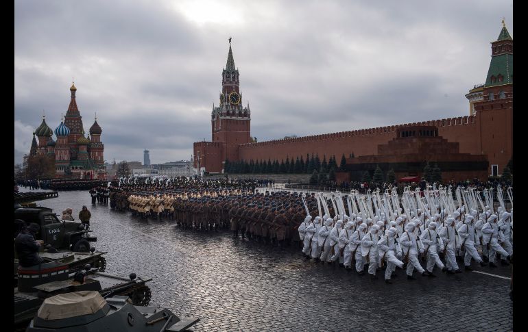Soldados y voluntarios rusos ensayan en la plaza Roja de Moscú para el desfile histórico de la Segunda Guerra Mundial. AP/A. Zemlianichenko