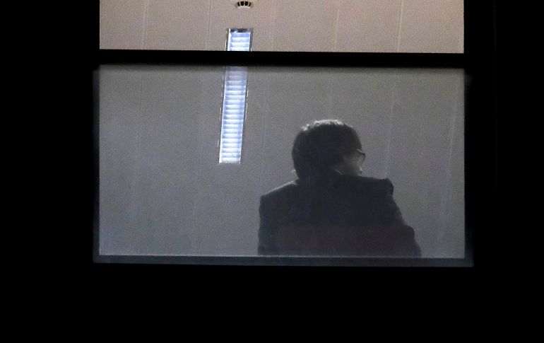 Un hombre, presuntamente Carles Puigdemont, se sienta en la oficina de la Fiscalía de Bruselas. Puigdemont, ex presidente de Cataluña, y cuatro de sus ex consejeros se han entregado a la Policía en la capital belga. AFP/N. Maeterlinkck