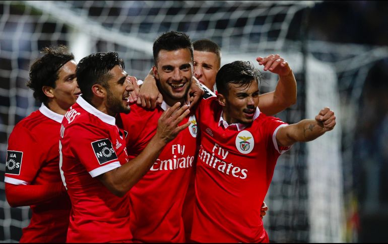 El Benfica se coloca como segundo lugar de la Primeira Liga con 26 unidades, cinco menos que el líder Porto.  EFE/J. Coelho