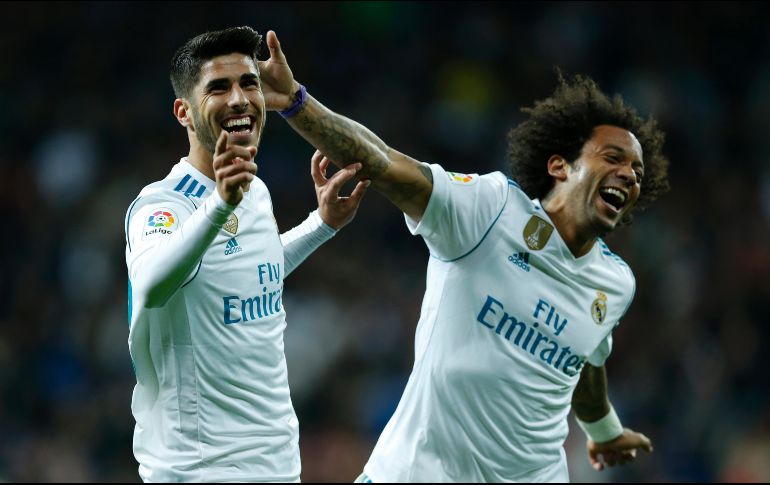 Marco Asensio (I) celebra con Marcelo (D) tras anotar el segundo gol merengue. AP/F. Seco