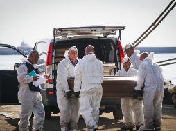Rescatistas recuperan un cadáver del barco español “Cantabria” en el puerto de Salerno, Italia.EFE/C. Abbate