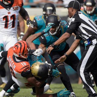 Jugadores desatan riña en pleno partido de NFL